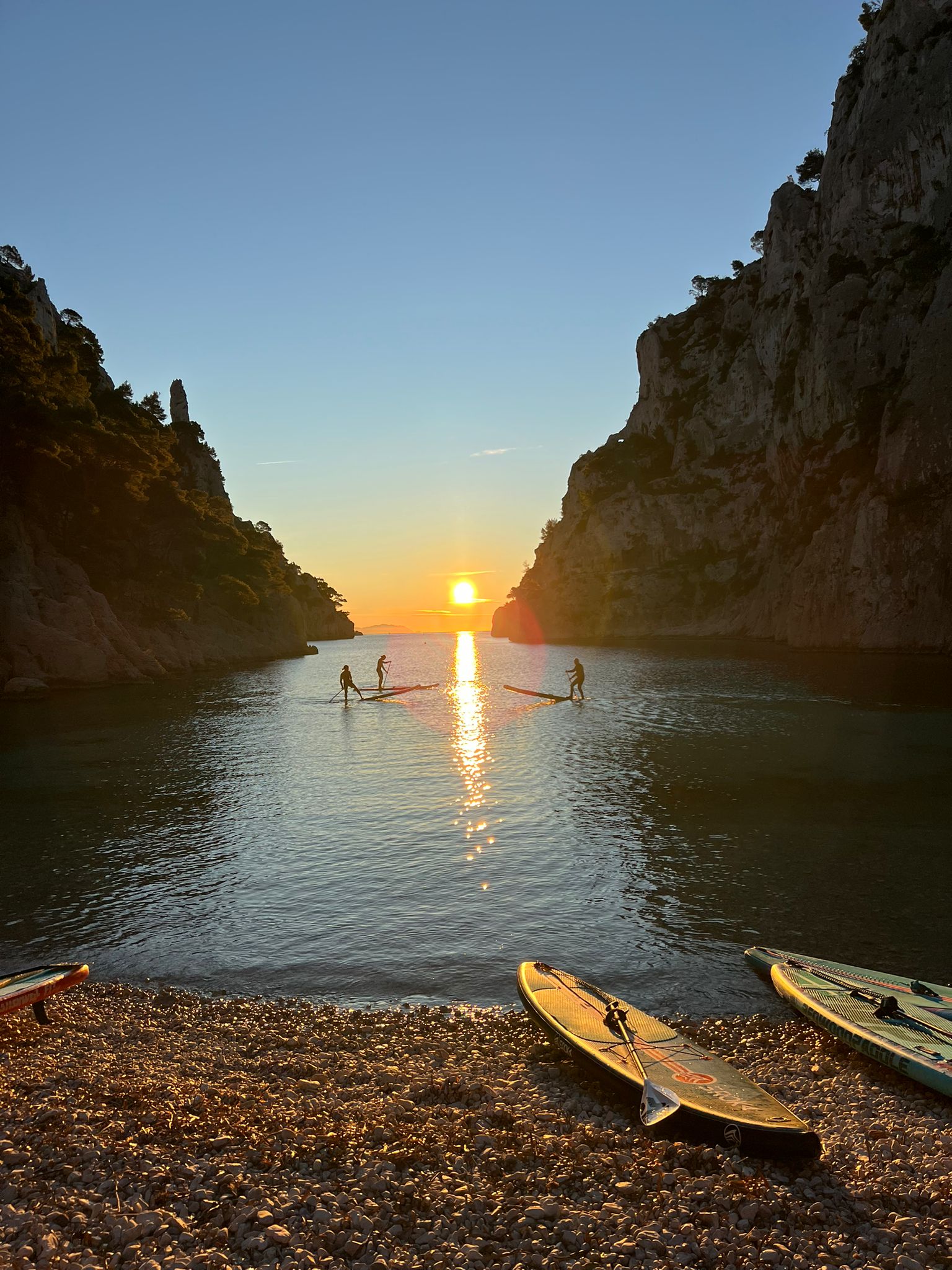 Paddle dans la calanque au coucher du soleil