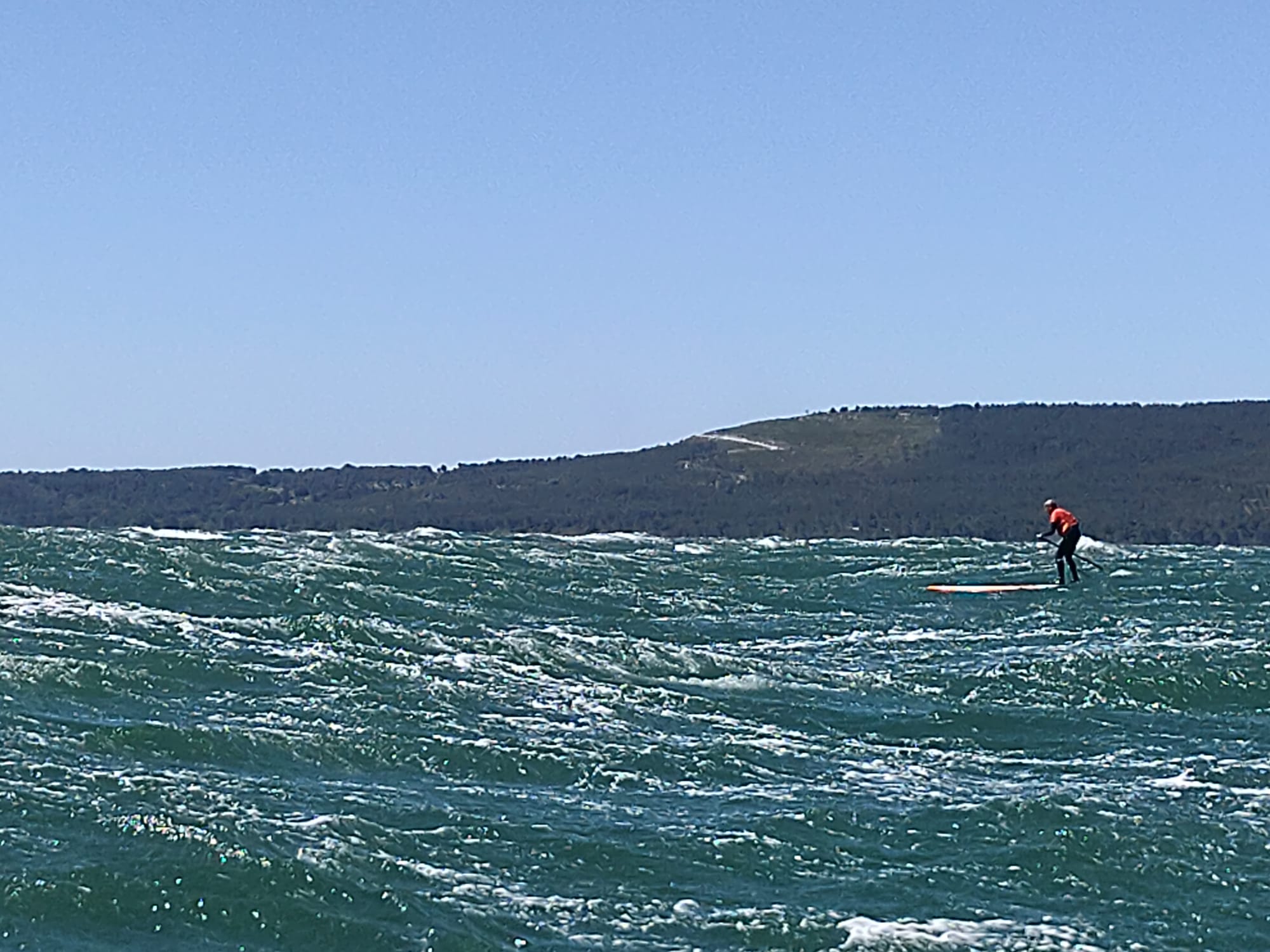 Paddleur en downwind dans la mer agitée