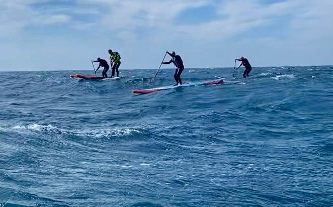 Groupe en downwind sur mer agitée