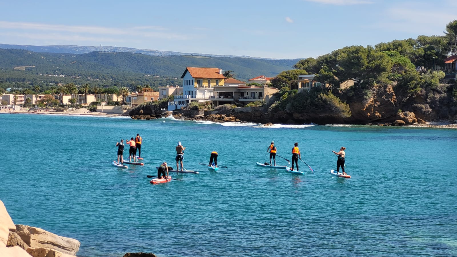 Groupe de paddleurs dans une baie