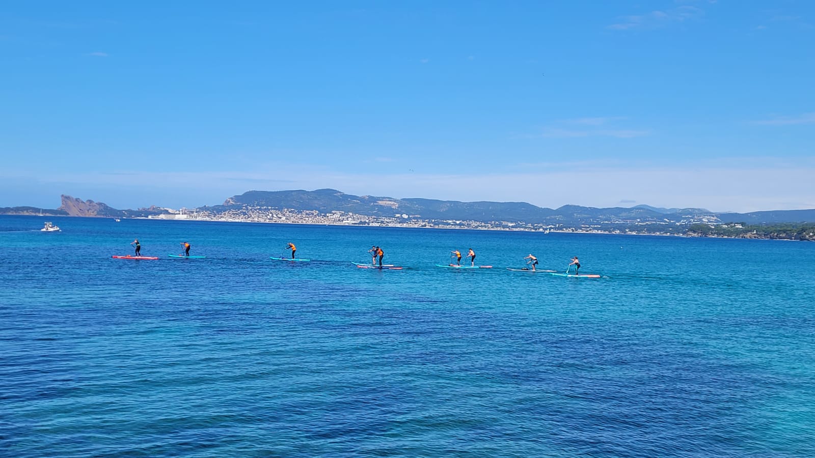 Groupe de paddleurs traversant la baie