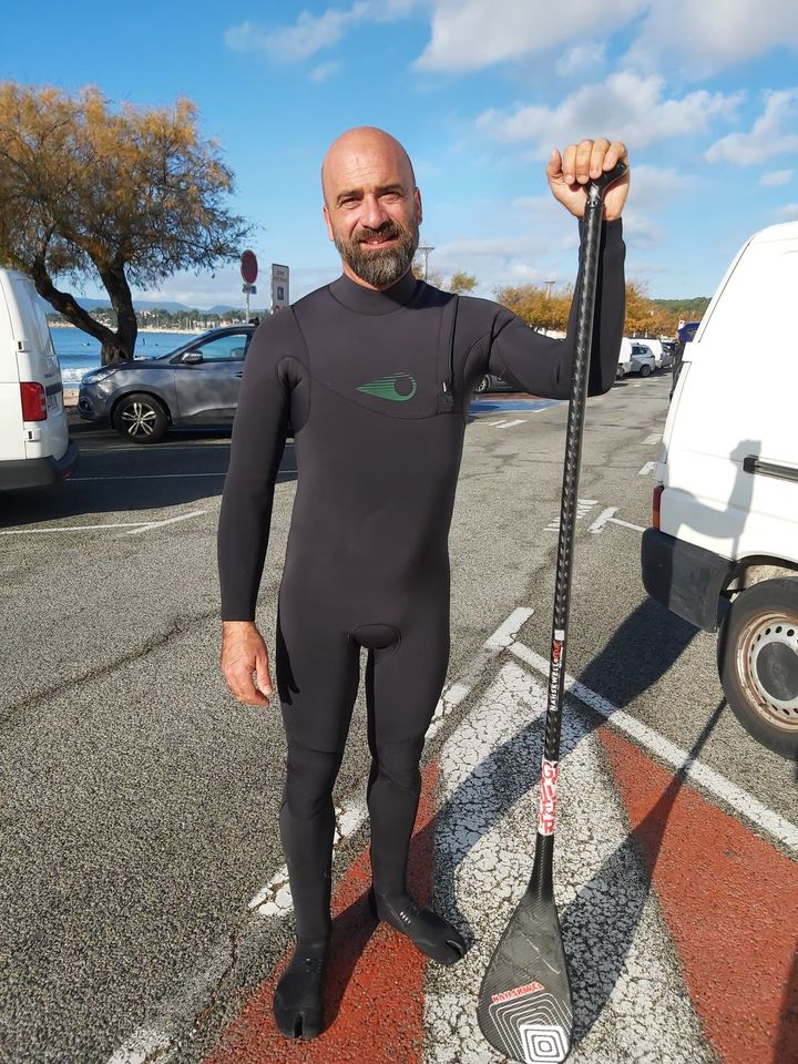 Laurent, moniteur Brevet d'État, en combinaison avec sa pagaie