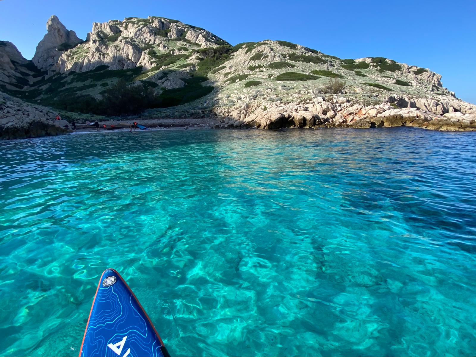 Eaux turquoise transparentes d'une crique cachée